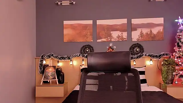 LiliJones  online show from December 16, 7:43 pm