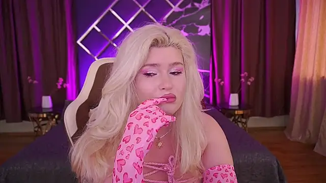 Snapshot of CocoSecretss chatting on February 25, 7:18 am CocoSecretss online show from February 25, 7:18 am