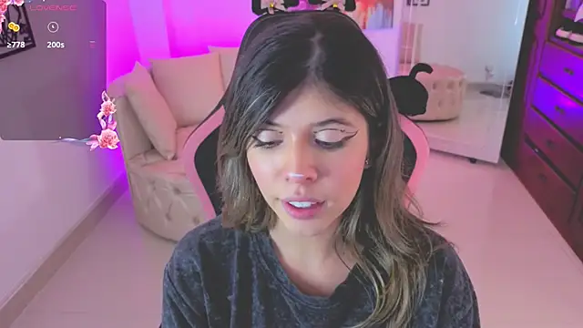 Snapshot of NATAASHA___ chatting on December 1, 4:06 am NATAASHA online show from December 1, 4:06 am