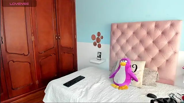 Snapshot of _Sarahh_0 chatting on December 6, 1:33 pm  Sarahh 0 online show from December 6, 1:33 pm