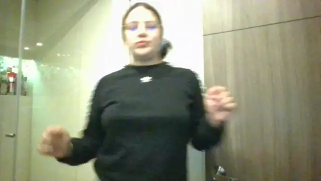 Snapshot of _Sarahh_0 chatting on December 17, 3:17 am  Sarahh 0 online show from December 17, 3:17 am