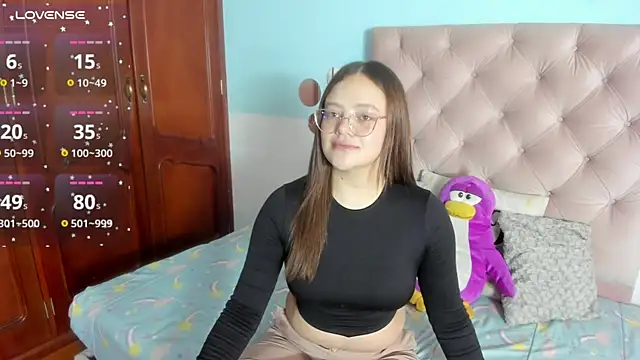 Snapshot of _Sarahh_0 chatting on February 18, 1:33 pm  Sarahh 0 online show from February 18, 1:33 pm