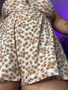 Snapshot of CurlyGirl_1 chatting on February 28, 12:00 am CurlyGirl 1 online show from February 28, 12:00 am