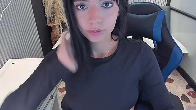 Snapshot of NicolRoss_ chatting on June 10, 9:35 pm NicolRoss online show from June 10, 9:35 pm