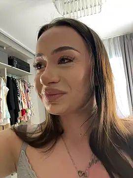 deliaroyal online show from May 30, 2:25 pm