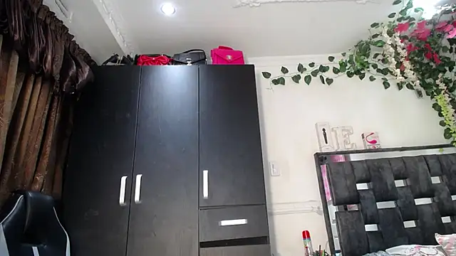 Snapshot of emma_hoot1 chatting on December 14, 12:22 am emma hoot1 online show from December 14, 12:22 am