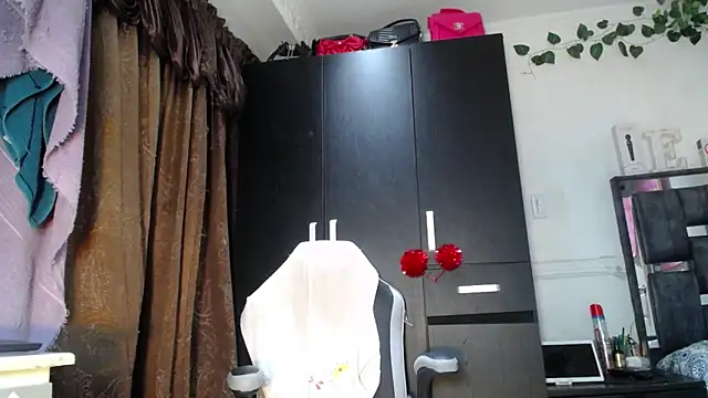 Snapshot of emma_hoot1 chatting on December 14, 3:29 am emma hoot1 online show from December 14, 3:29 am