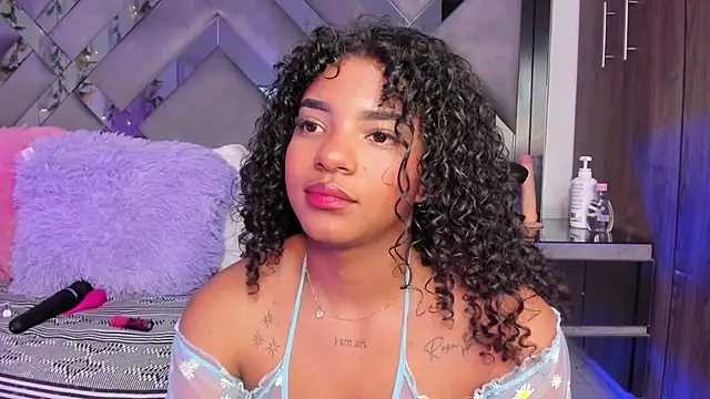 Snapshot of Iris_hott1 chatting on December 12, 1:10 am Iris hott1 online show from December 12, 1:10 am