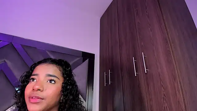 Snapshot of Iris_hott1 chatting on February 8, 12:06 am Iris hott1 online show from February 8, 12:06 am
