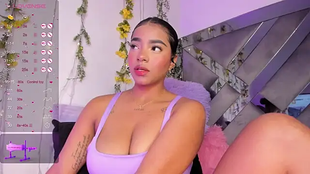 Snapshot of Iris_hott1 chatting on February 11, 8:10 pm Iris hott1 online show from February 11, 8:10 pm