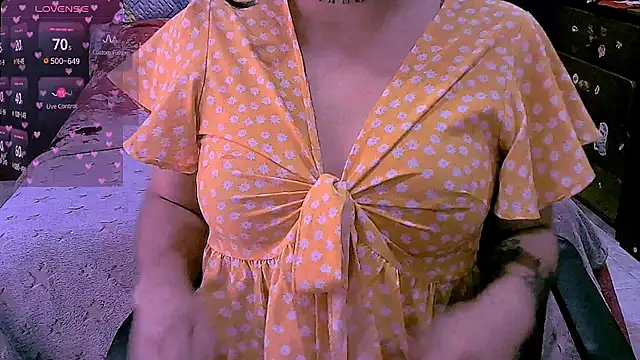 Snapshot of NinaYellow chatting on April 10, 2:00 pm NinaYellow online show from April 10, 2:00 pm
