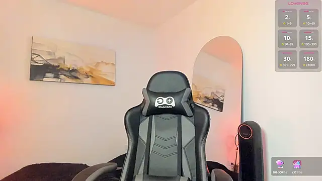 Snapshot of LucianSinclair chatting on December 3, 3:09 am LucianSinclair online show from December 3, 3:09 am