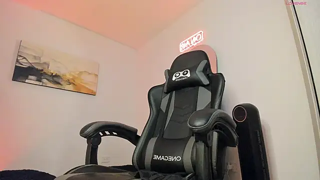 Snapshot of LucianSinclair chatting on December 27, 3:42 am LucianSinclair online show from December 27, 3:42 am