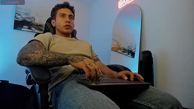 Snapshot of LucianSinclair chatting on January 16, 12:12 am LucianSinclair online show from January 16, 12:12 am