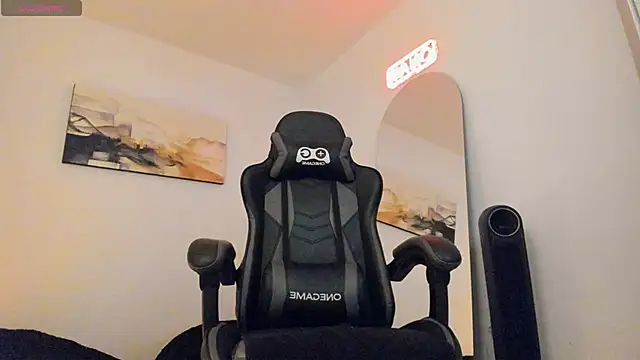 Snapshot of LucianSinclair chatting on January 26, 12:37 am LucianSinclair online show from January 26, 12:37 am