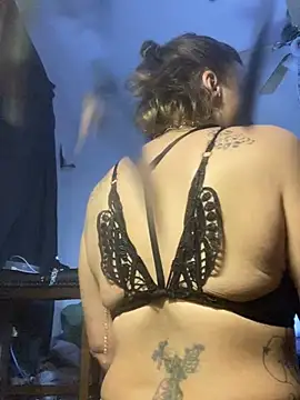 Snapshot of Everlyrose27 chatting on December 6, 8:15 am Everlyrose27 online show from December 6, 8:15 am