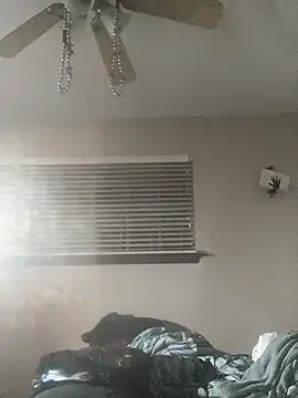 Snapshot of Everlyrose27 chatting on December 14, 6:13 am Everlyrose27 online show from December 14, 6:13 am