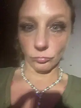 Snapshot of Everlyrose27 chatting on December 18, 3:37 am Everlyrose27 online show from December 18, 3:37 am