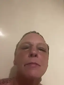 Snapshot of Everlyrose27 chatting on January 9, 2:33 am Everlyrose27 online show from January 9, 2:33 am