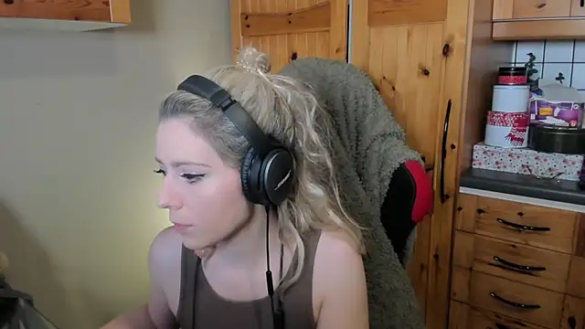 Lisaonthemoon online show from December 12, 11:03 pm