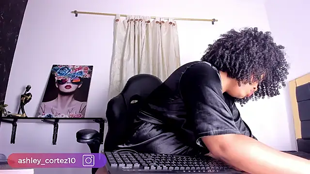 Snapshot of ashley_crotez chatting on March 9, 12:21 am ashley crotez online show from March 9, 12:21 am