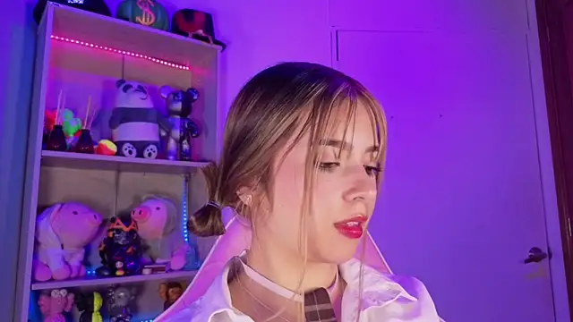 Snapshot of EmilyMiller_ chatting on February 17, 4:13 pm EmilyMiller online show from February 17, 4:13 pm