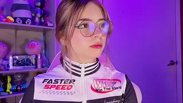 Snapshot of EmilyMiller_ chatting on March 18, 4:21 pm EmilyMiller online show from March 18, 4:21 pm