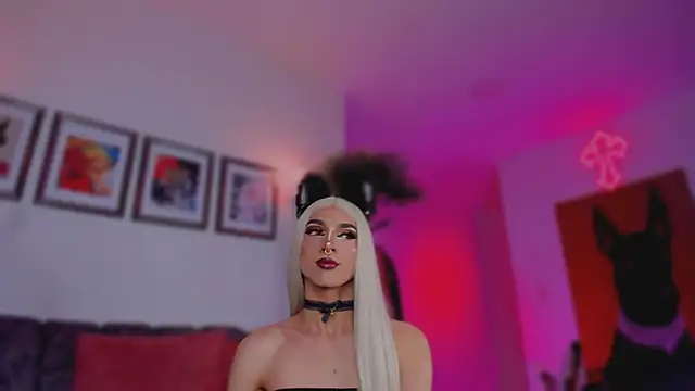 Taylor  foxxx online show from October 31, 5:30 am