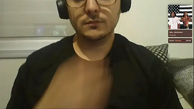 Snapshot of ShiitakeBR chatting on March 10, 10:45 pm ShiitakeBR online show from March 10, 10:45 pm