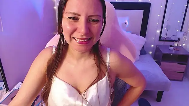 Snapshot of camila_delarosa chatting on July 28, 3:32 pm camila delarosa online show from July 28, 3:32 pm