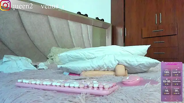 Snapshot of Venus_queenn chatting on December 14, 10:39 pm Venus queenn online show from December 14, 10:39 pm