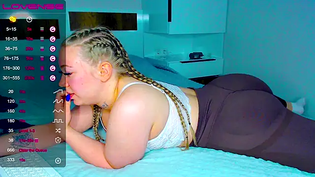 kitti kaattt online show from October 14, 4:13 am