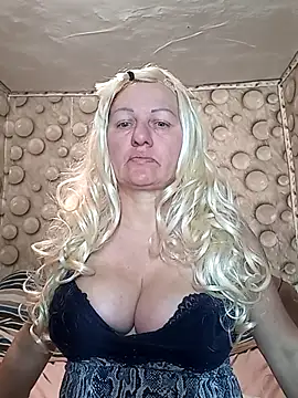 Snapshot of FameLara chatting on April 9, 1:38 am FameLara online show from April 9, 1:38 am