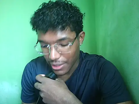 Snapshot of Oliveira2344 chatting on April 17, 1:25 pm Oliveira2344 online show from April 17, 1:25 pm