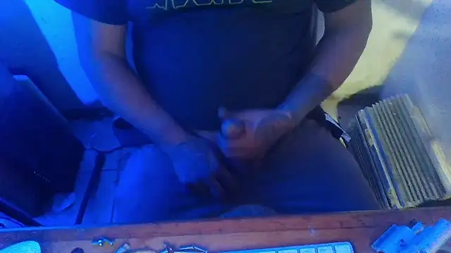 Snapshot of AlanDickson chatting on January 19, 5:44 am AlanDickson online show from January 19, 5:44 am