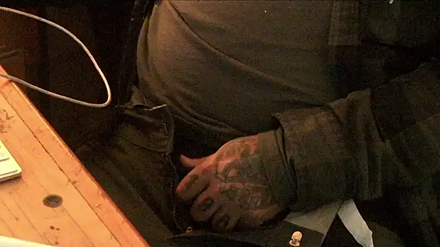 Snapshot of AlanDickson chatting on February 17, 5:04 am AlanDickson online show from February 17, 5:04 am