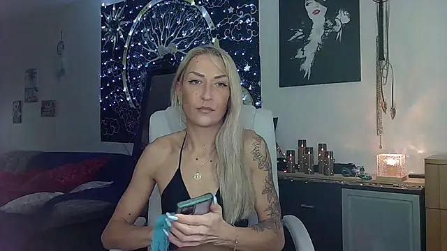 Snapshot of SexxyLiviaa chatting on December 4, 9:02 pm SexxyLiviaa online show from December 4, 9:02 pm