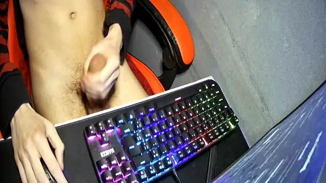 Snapshot of hotteen18cm chatting on October 10, 10:09 pm hotteen18cm online show from October 10, 10:09 pm