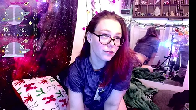 Snapshot of EverlyEster chatting on February 5, 6:13 am EverlyEster online show from February 5, 6:13 am