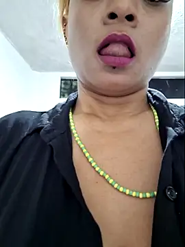 gatadeojosclaros online show from November 2, 8:00 pm