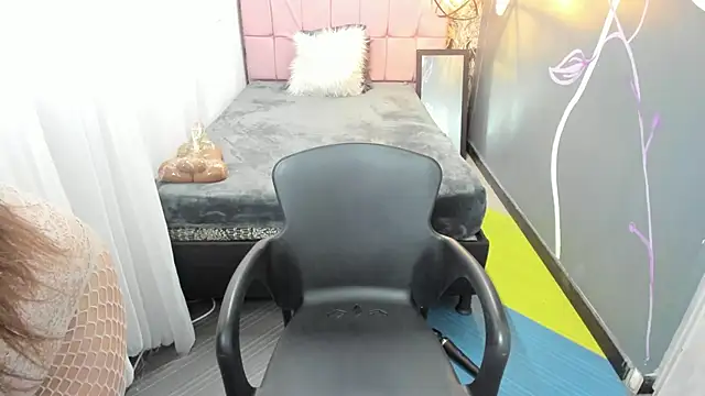 Snapshot of EmmaaEvans_ chatting on January 27, 2:57 pm EmmaaEvans online show from January 27, 2:57 pm