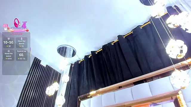 SarayRoyse online show from November 13, 7:35 pm