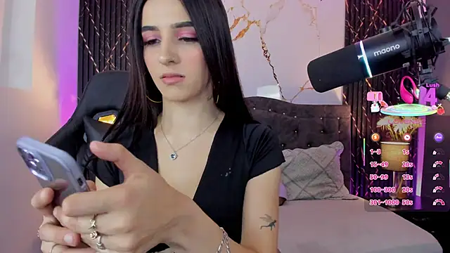 Snapshot of devlin_violett chatting on October 30, 3:19 am devlin violett online show from October 30, 3:19 am