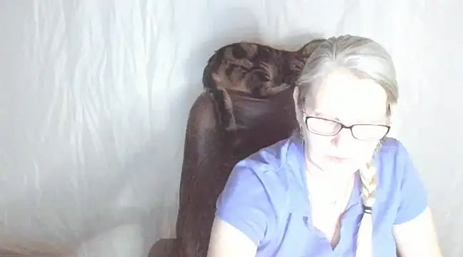 irinamaux online show from February 25, 5:58 pm