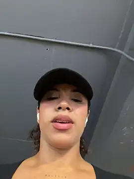 Brunettexio online show from December 18, 6:47 pm