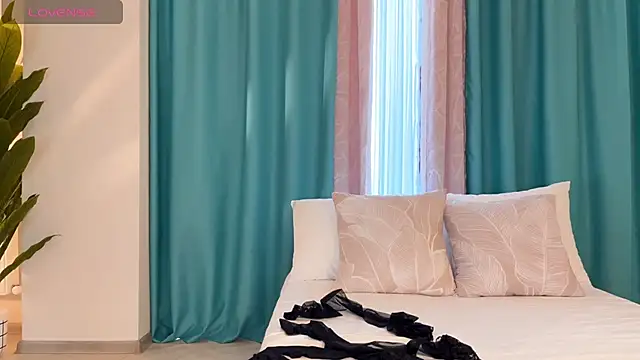 Snapshot of UrGoddessJenny chatting on June 15, 1:35 pm UrGoddessJenny online show from June 15, 1:35 pm