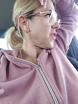 Snapshot of blondyruby chatting on April 20, 12:19 pm blondyruby online show from April 20, 12:19 pm