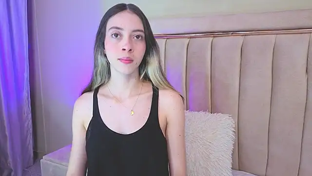 Snapshot of sophiia_grey_1 chatting on May 18, 11:10 pm sophiia grey 1 online show from May 18, 11:10 pm