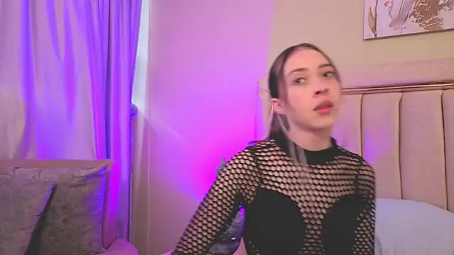 Snapshot of sophiia_grey_1 chatting on May 22, 9:09 pm sophiia grey 1 online show from May 22, 9:09 pm