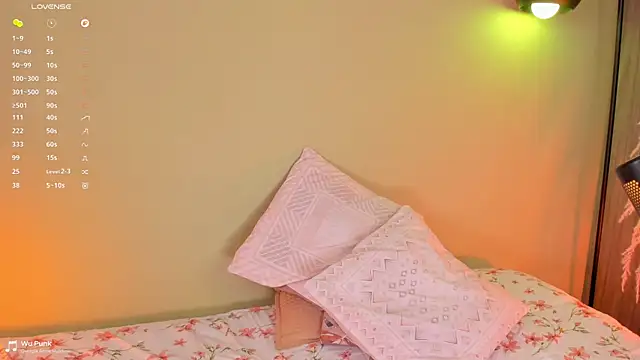 Snapshot of orchide_ chatting on May 13, 10:38 pm orchide online show from May 13, 10:38 pm